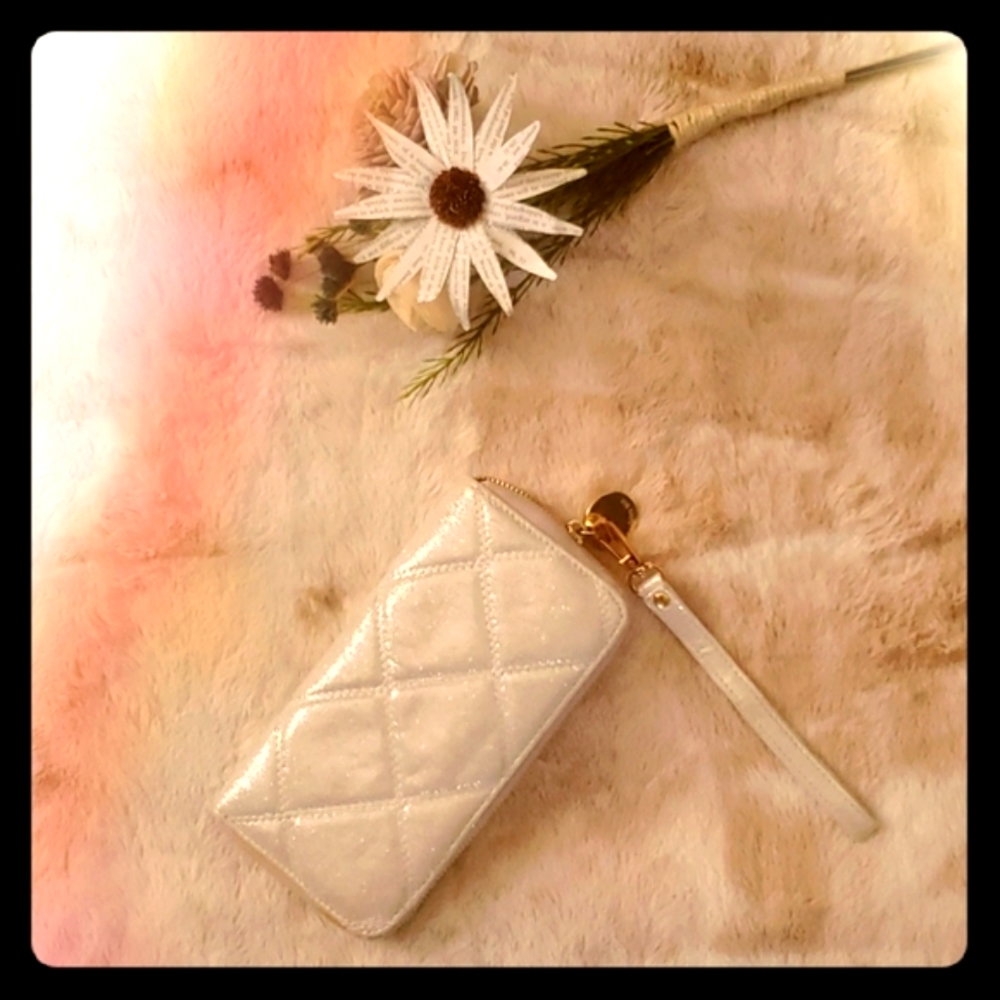🤍Deux Lux shimmery glitter wristlet wallet